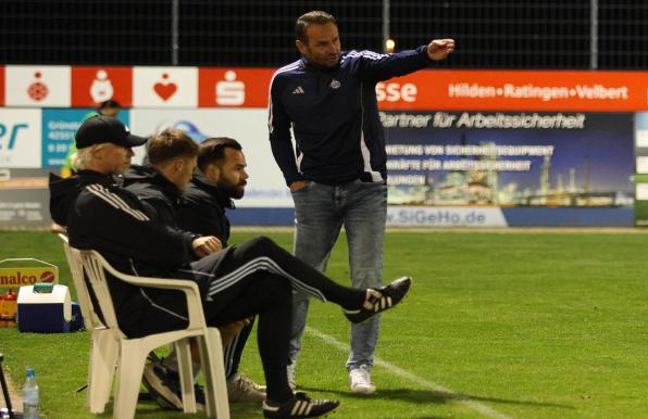 Dietmar Hirsch (rechts) freut sich über den Viertelfinaleinzug des MSV Duisburg im Niederrheinpokal. 