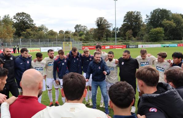 Rene Klingbeil schwört seine Mannschaft nach dem 0:0 in Düren weiter ein.