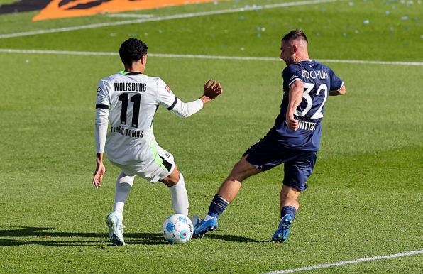 Maximilian Wittek (rechts), hier im Einsatz gegen den VfL Wolfsburg. 