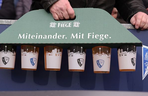 Mit Alkohol für die Fans, ohne Alkohol für die Spieler des VfL Bochum. 