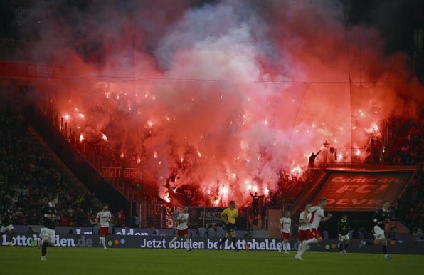 Pyrotechnik, wie hier Abschiedsspiel von Lukas Podolski beim 1. FC Köln, bleibt verboten