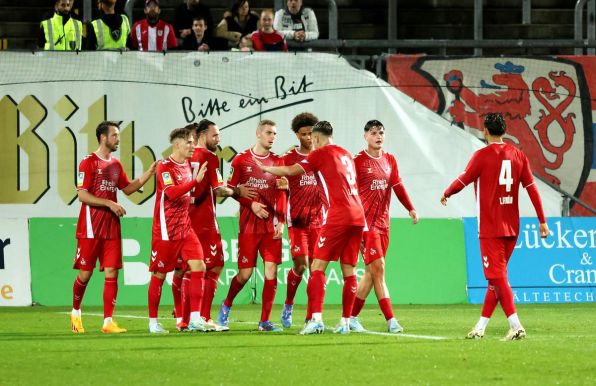 Die Spieler des 1. FC Köln II jubeln über nach dem 2:1-Führungstreffer gegen den Wuppertaler SV.