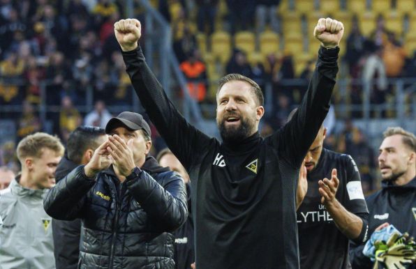 Heiner Backhaus, Trainer von Alemannia Aachen, durfte über den 2:1-Sieg in Rostock jubeln.