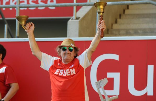 Rot-Weiss Essen Fan-Legende Glockenhorst bei seiner liebsten Beschäftigung. Der kultige RWE-Anhänger ist gestorben.  
