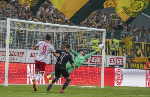 Eric Oelschlägel (rechts) fliegt.