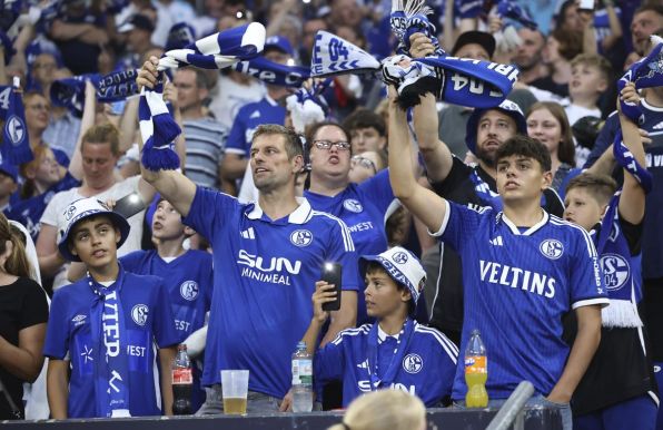 Neben dem Heimtrikot können sich die Schalke-Fans ein weiteres blaues Shirt in den Schrank legen.