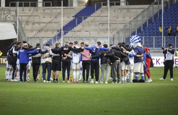 Der MSV Duisburg im Mannschaftskreis.