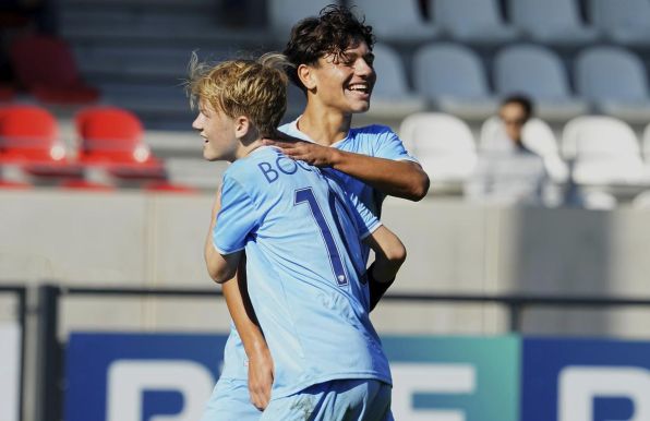 Elhan Kovacevic (hinten) und Ruben Schneider von der U17 des VfL Bochum jubeln.