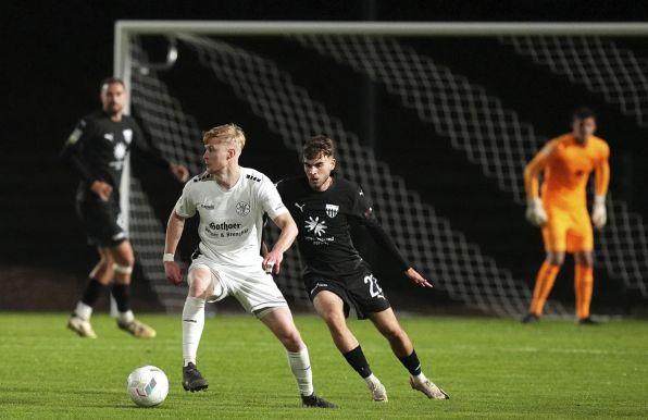 Der 1. FC Bocholt (in schwarz) ließ ETB Schwarz-Weiß Essen keine Chance.