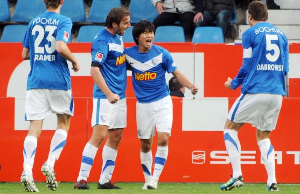 Hier jubelt Takashi Inui (dritter von links) für den VfL Bochum.