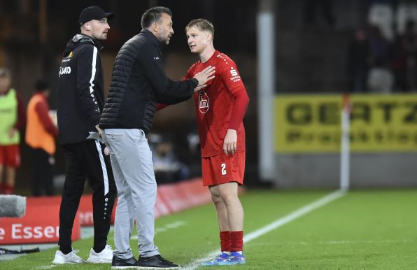 Julian Eitschberger (rechts) im Gespräch mit seinem Trainer Christoph Dabrowski.