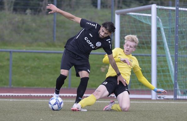 Emir Demiri (links) erzielte das Siegtor zum 5:4 gegen Steele.