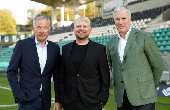 Aufsichtsratsvorsitzender Frank Westermann (l.) und Dr. Bernward Maasjost (r.), Vorsitzender des KGaA-Beirates, begrüßen Philipp Deipenbrock (m.), der ab Februar die Geschäftsführung verstärkt.