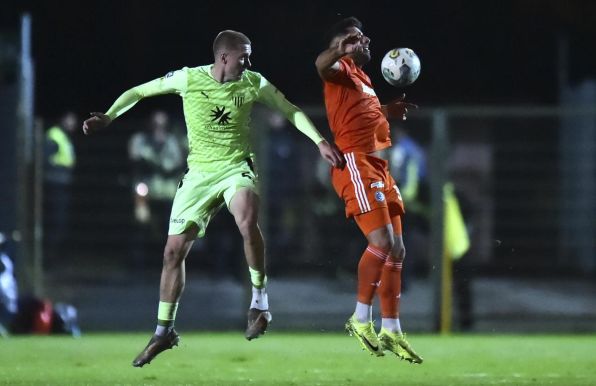 Der 1. FC Bocholt (grüne Trikots) und der MSV Duisburg lieferten sich einen heißen Fight. 