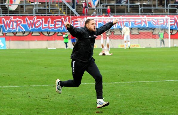 Rene Lewejohann jubelt über den 2:1-Sieg in Wuppertal.