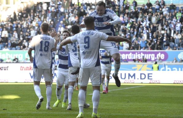 Der MSV Duisburg feiert den Doppeltorschützen Malek Fakhro. 