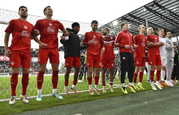 Rot-Weiss Essen feiert den 4:0-Sieg gegen Energie Cottbus mit den Fans. 